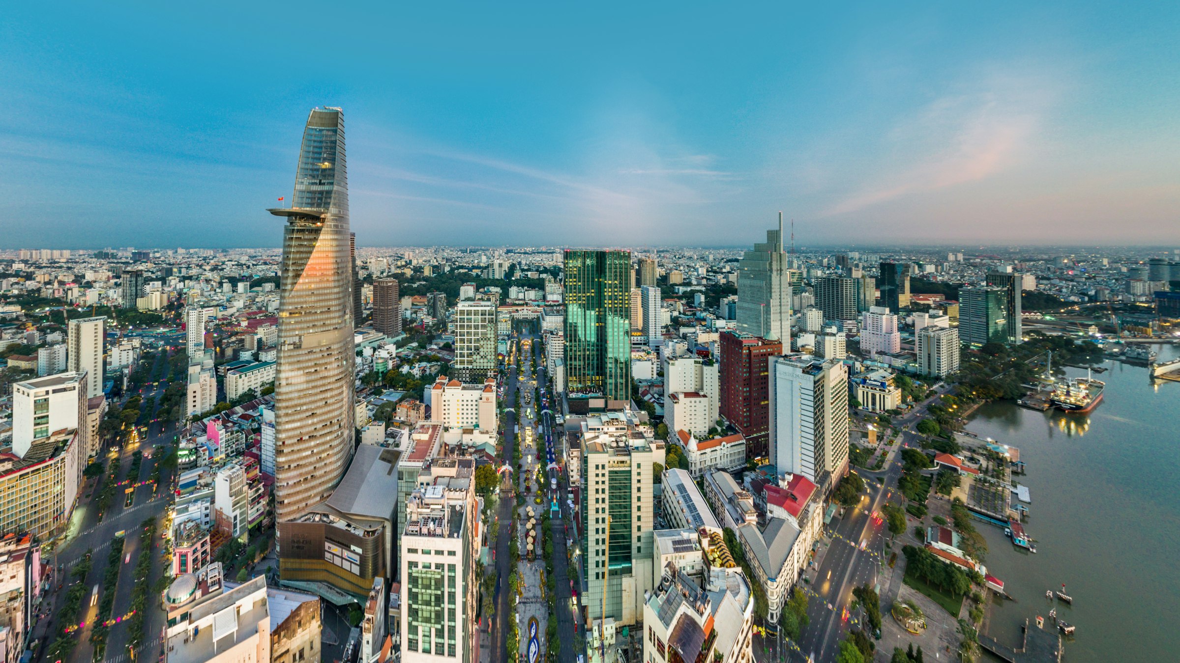 Trung tâm TP. Hồ Chí Minh bên sông Sài Gòn