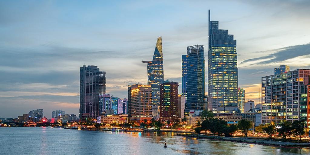 Trung tâm TP. Hồ Chí Minh bên sông Sài Gòn lúc chiều tối