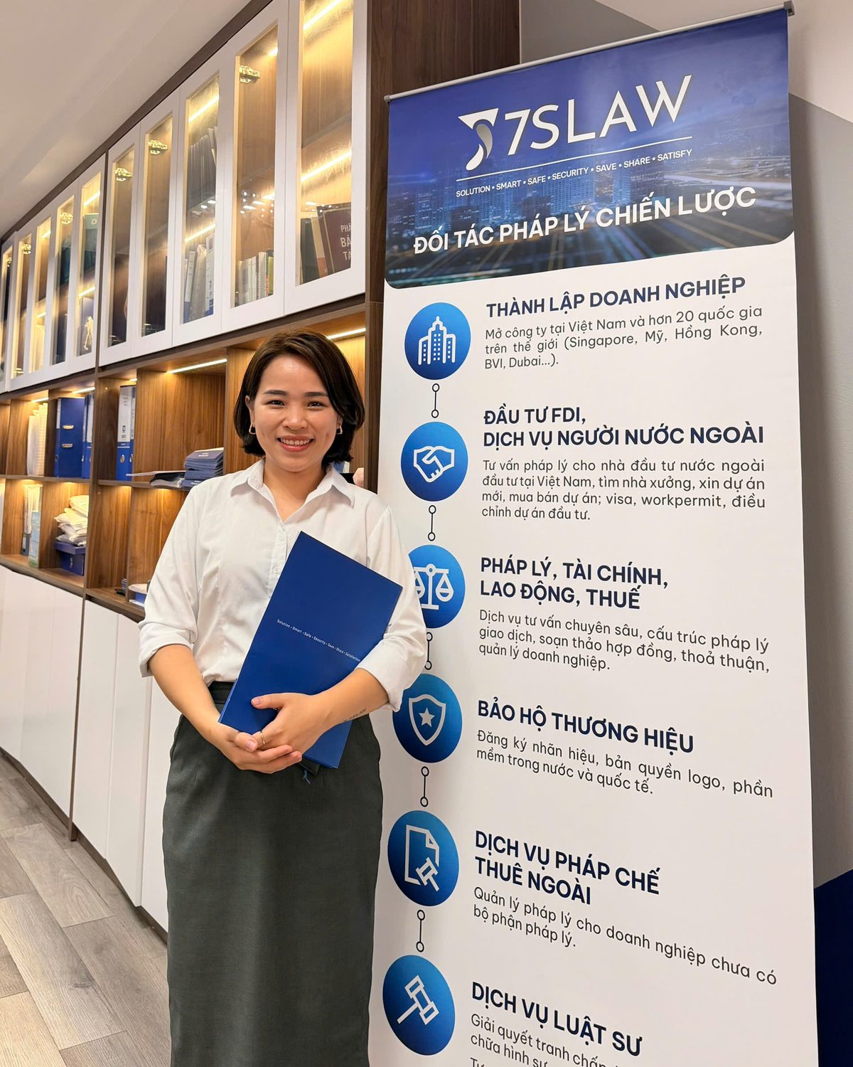 Chuyên viên Luật 7S bên standee dịch vụ