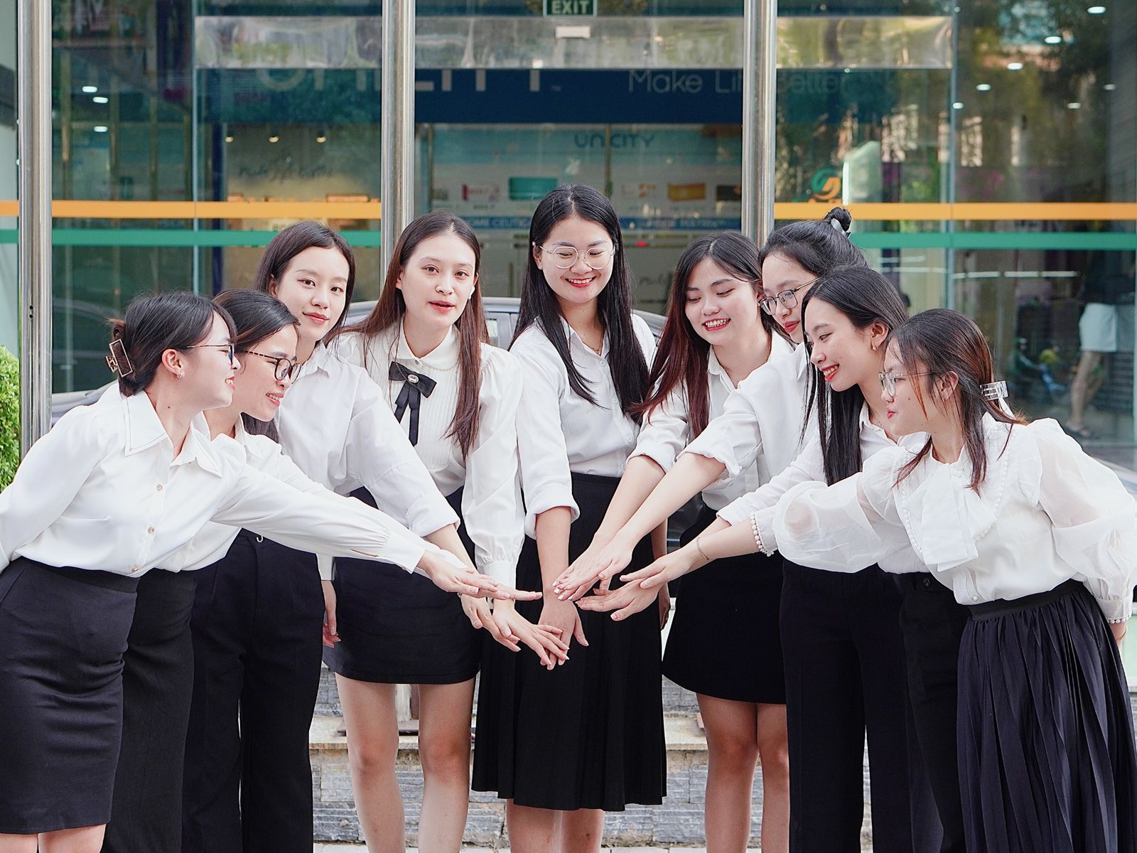 Đội ngũ Luật 7S đặt tay đồng lòng trước văn phòng