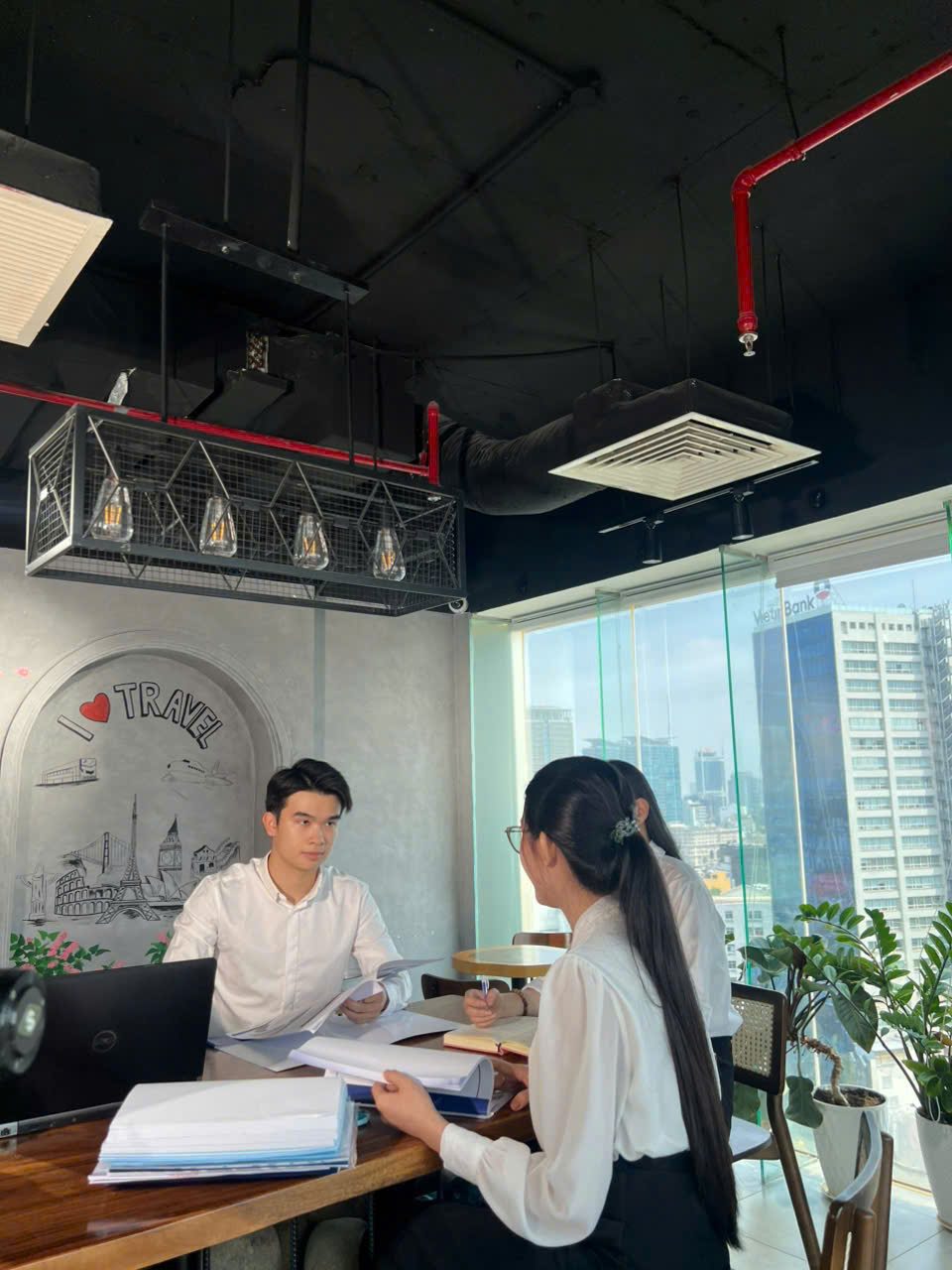 Luật sư Luật 7S trao đổi hồ sơ cùng khách hàng