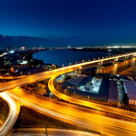 Cầu vượt và dòng xe lên đèn lúc chạng vạng – Thủ tục giải thể công ty 2026 – Luật 7S
